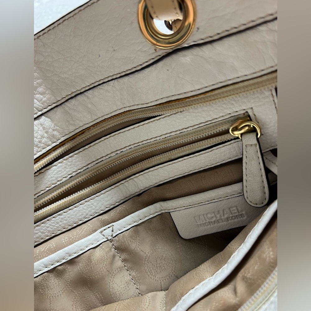 Michael Kors White and Gold Shoulder Bag - Picture 2 of 8